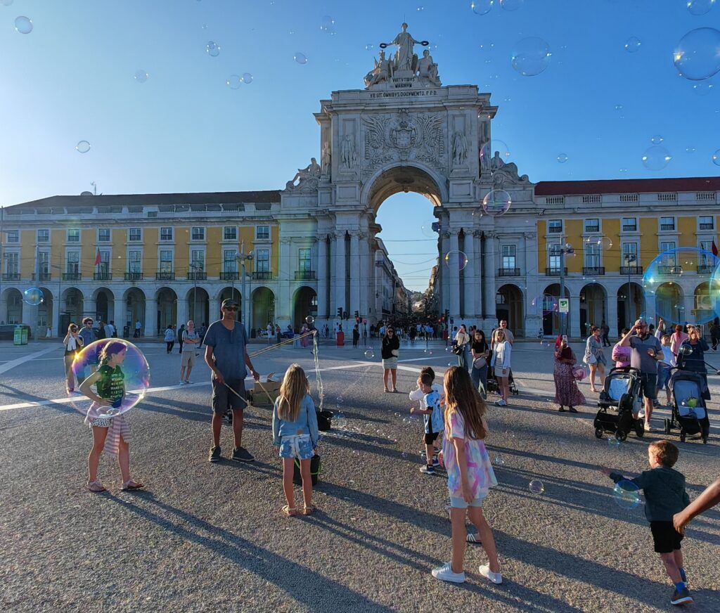 Heute saßen wir am Wasser, dort wo der Tejo fließt und das Leben ein wenig langsamer, ein wenig weicher pulsiert.