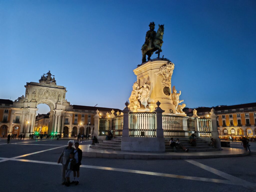 Ich bin langsam dabei, mich in einen portugiesischen Pflasterstein zu verwandeln – allerdings in einen, über den täglich tausend Touristen trampeln.