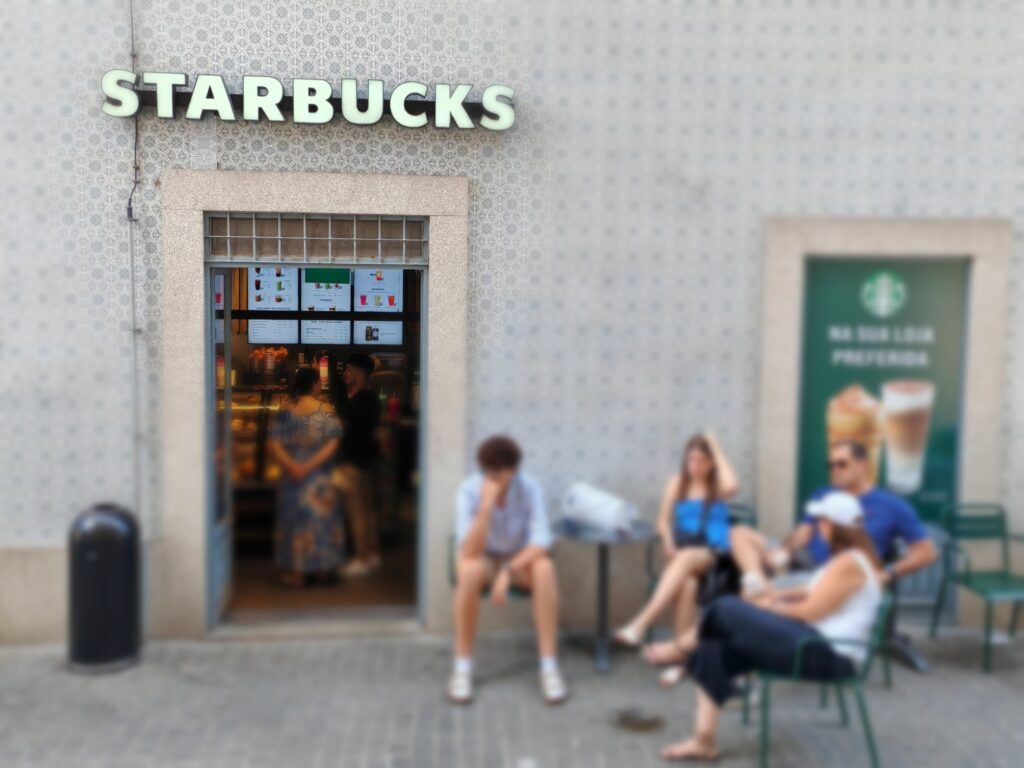 Doch heute erzählen uns die Werbetafel aus Glas und LED-Schildern, was wir zu essen haben, wie wir zu riechen, uns zu kleiden, zu wohnen und zu denken haben.