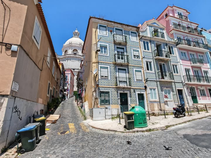 Was mich jedoch wirklich erstaunt hat, ist die elektrische Revolution: Überall surren kleine, flinke Autos durch die Gassen, Tuk Tuks summen wie übergewichtige Hummeln..