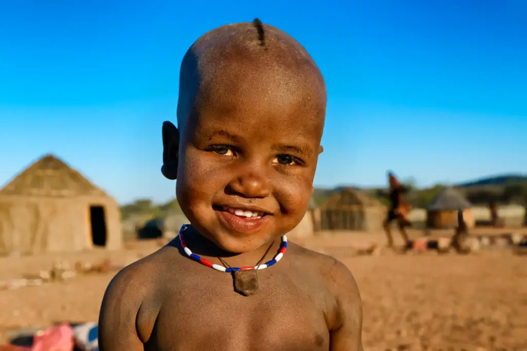 ein himba-kind fotografiert auf einer fotoreise in namibia bei einer fotoreise mit benny rebel fotosafaris.