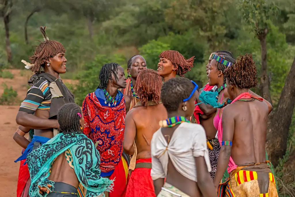 Tanzende Frauen auf einer Hochzeit in Äthiopien. Fotografiert auf einer Fotoreise von Benny Rebel Fotosaris.