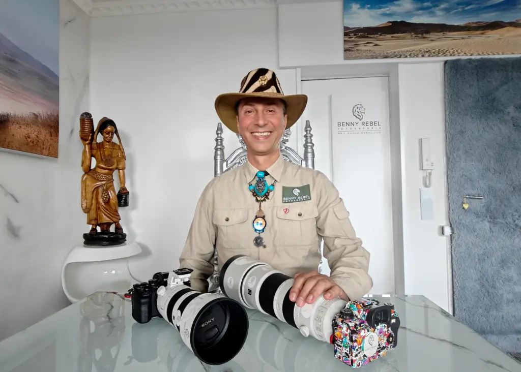 Benny Rebel fotografiert in seinem Büro in Hannover.