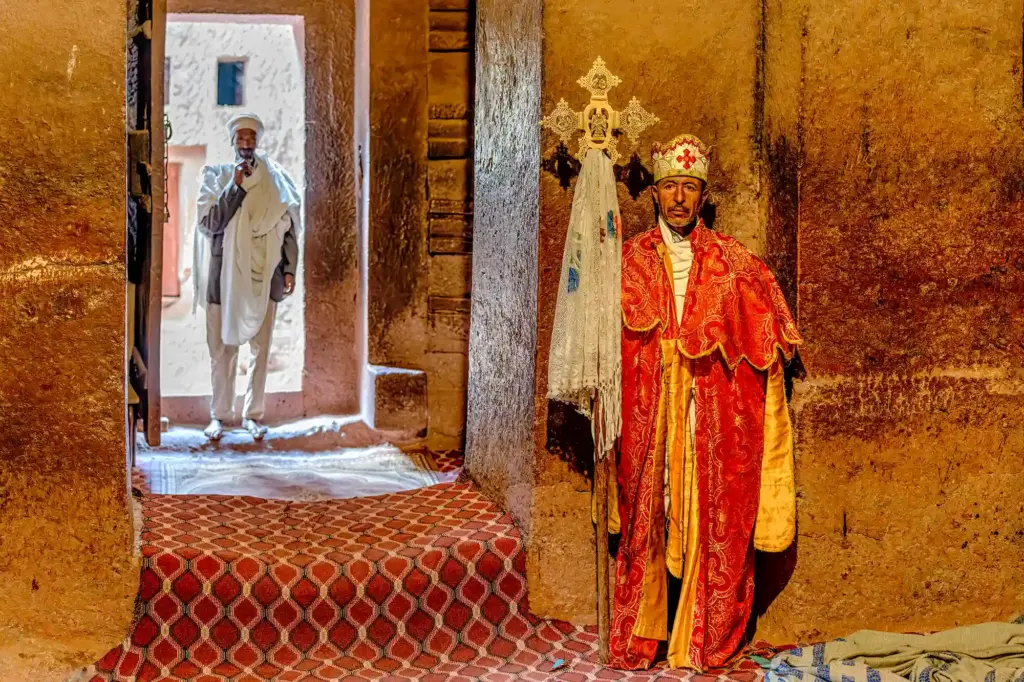 Ein Priester und ein Mönch sind auf einer Fotoreise durch Äthiopien von Benny Rebel fotografiert.