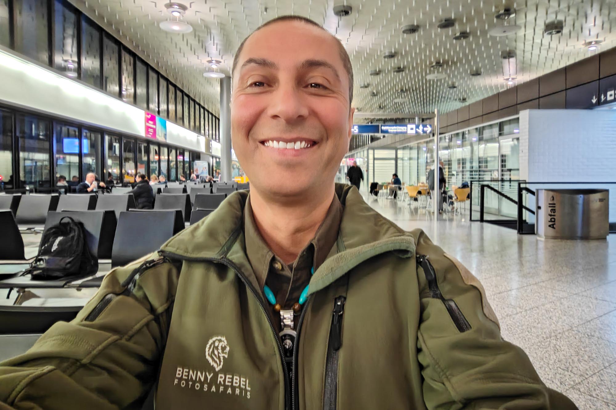 Benny Rebel am Flughafen Hannover auf dem Weg zu einer Fotoreise durch Costa Rica.