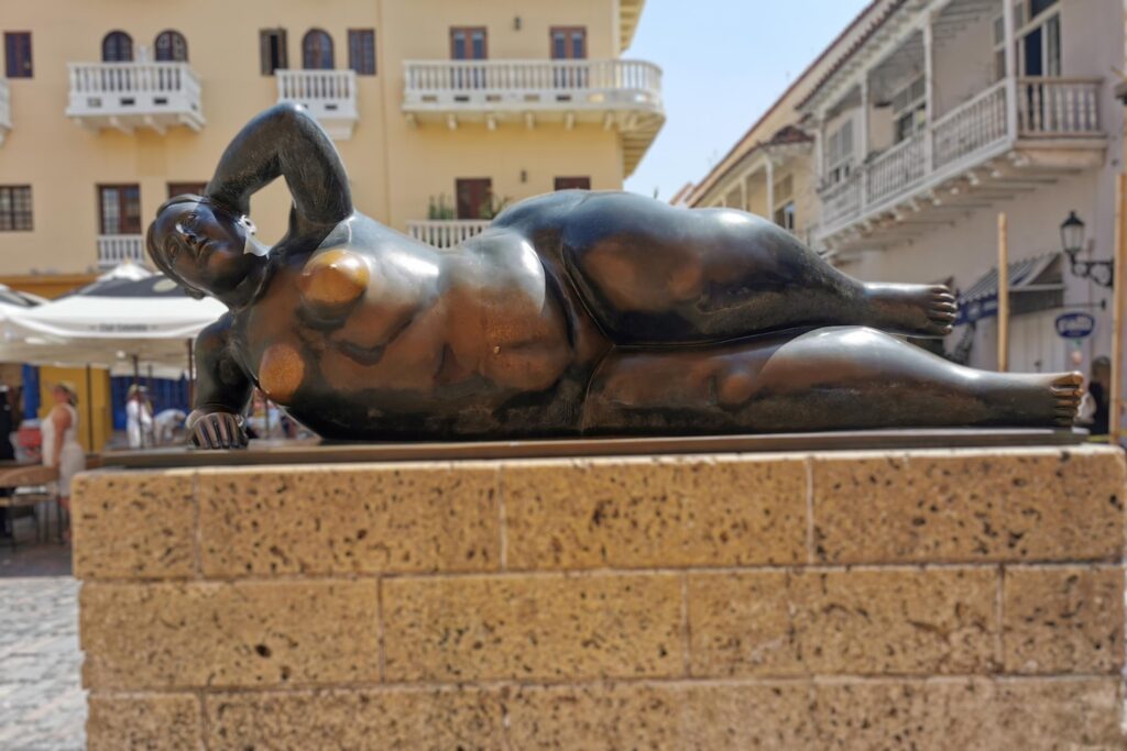 Gertrudis liegt da – gelassen, würdevoll und vermutlich die meistberührte Dame der Stadt. Fotoreise durch Kolumbien.