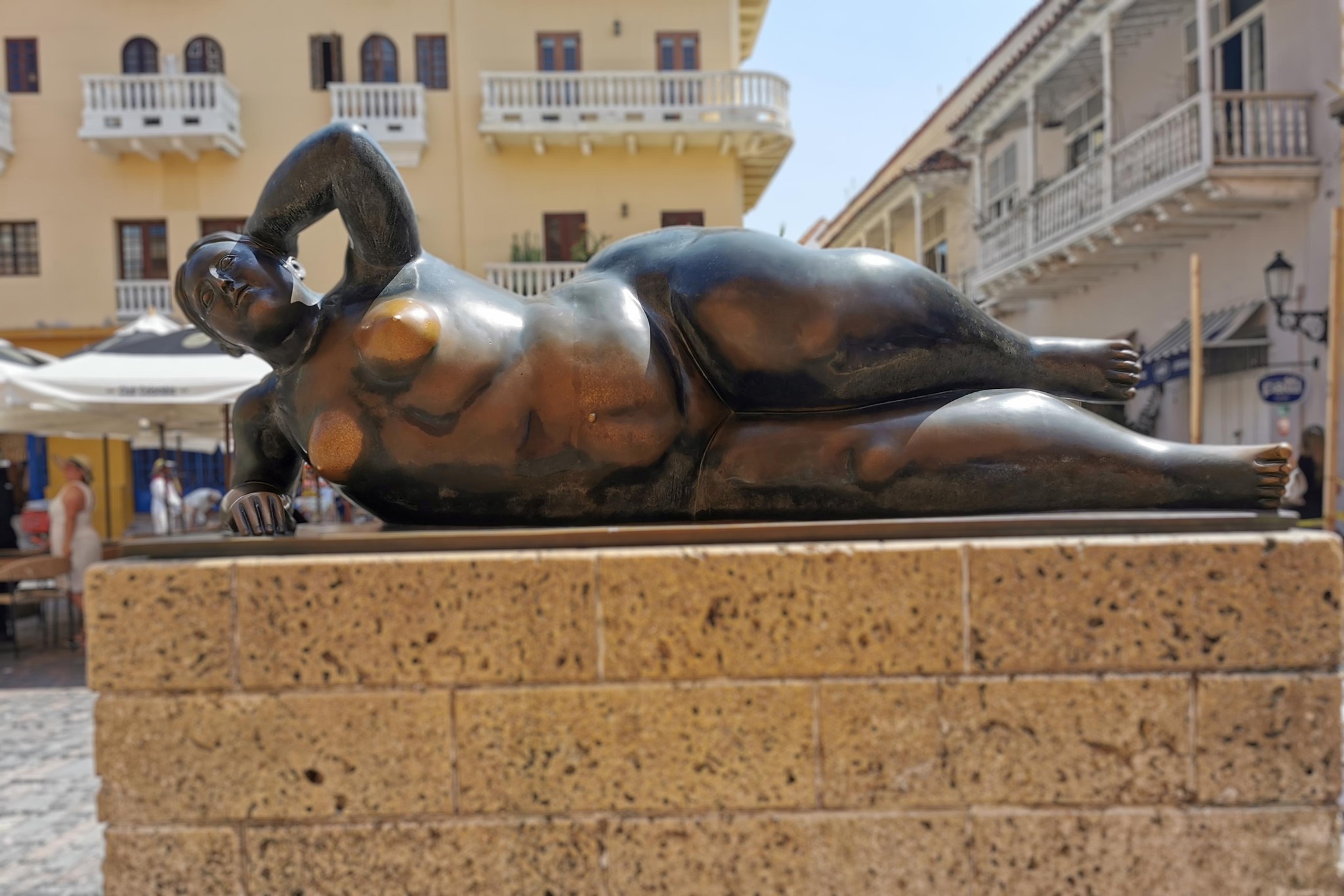 Gertrudis liegt da – gelassen, würdevoll und vermutlich die meistberührte Dame der Stadt. Fotoreise durch Kolumbien.