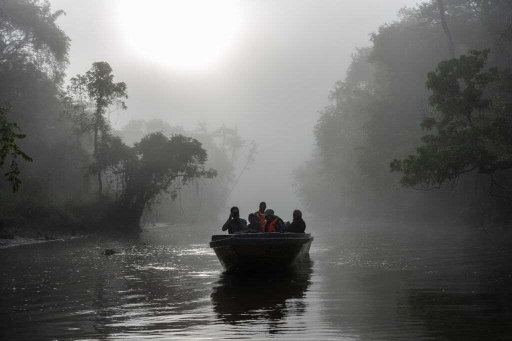 Eine Fotografengruppe in einem Boot in Borneo.