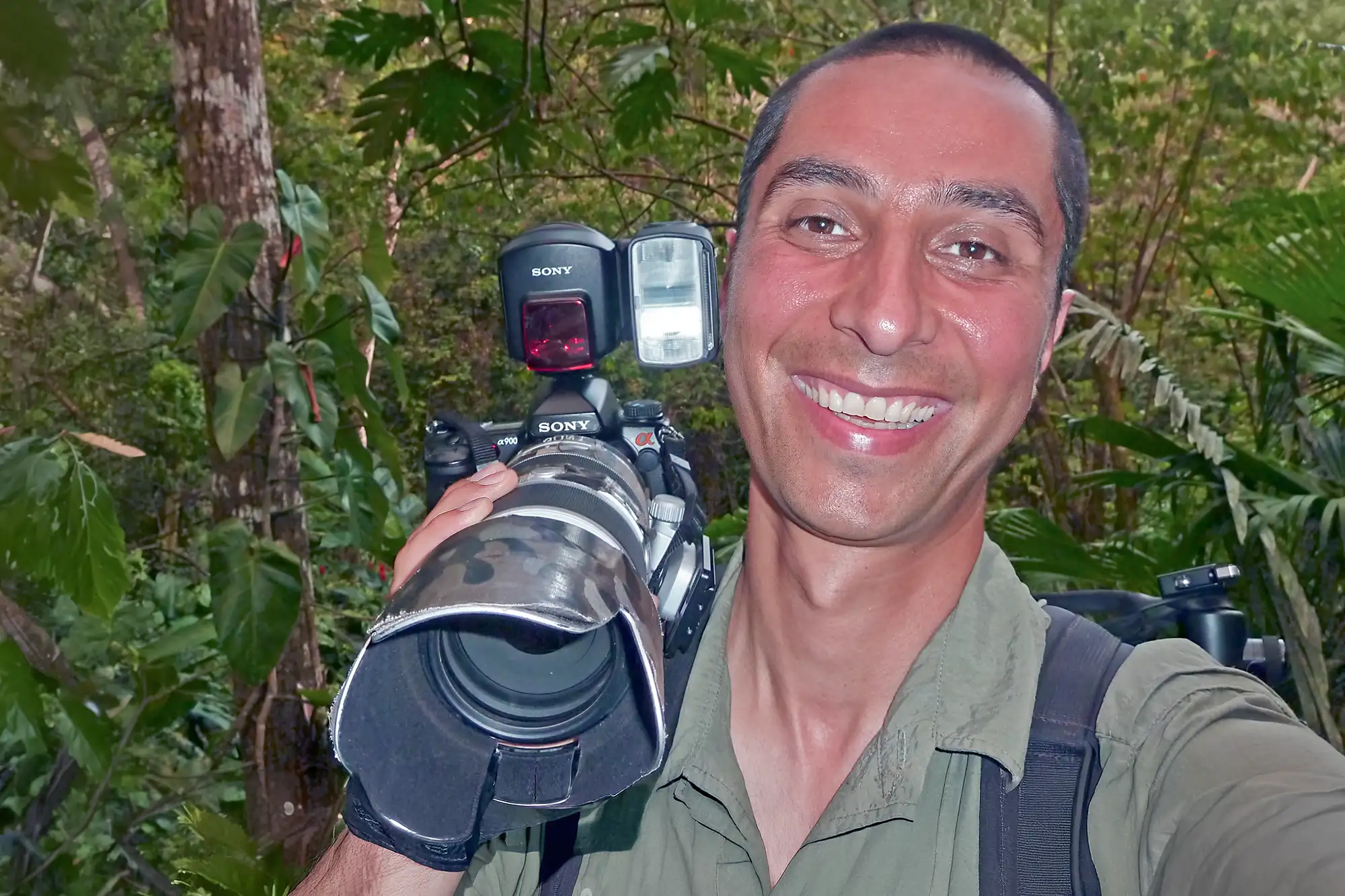 Benny Rebel im Urwald Costa Ricas unterwegs als Fotograf mit seiner Fotoausrüstung