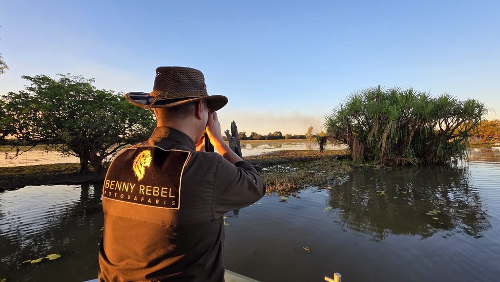 Benny Rebel mit Fotoweste und Hut im Boot bei der Wildlife-Beobachtung im Kakadu-Nationalpark in Australien