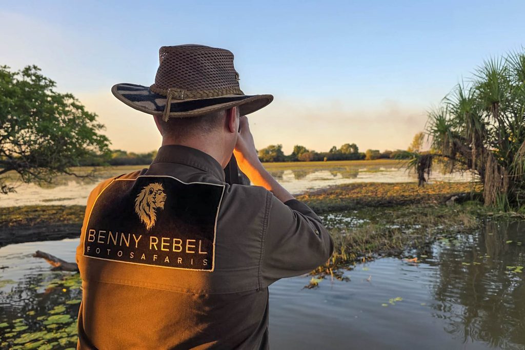 Benny Rebel ist am Fotografieren auf einer Fotosafari auf einem Boot
